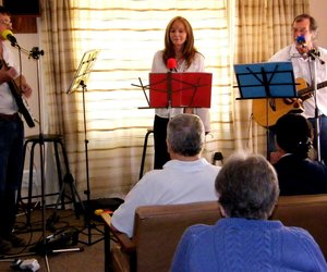 Bejaardes geniet Sangdag